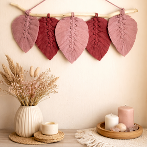 Vadrózsa és rózsaszín levelek faágon - makramé falidísz - otthon & életmód - dekoráció - fali és függő dekoráció - falra akasztható dekor - Meska.hu