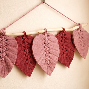 Vadrózsa és rózsaszín levelek faágon - makramé falidísz - otthon & életmód - dekoráció - fali és függő dekoráció - falra akasztható dekor - Meska.hu