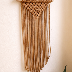 Karamell árnyalatú makramé falidísz - otthon & életmód - dekoráció - fali és függő dekoráció - falra akasztható dekor - Meska.hu