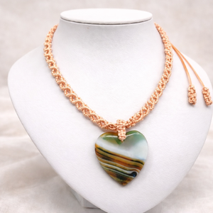 Barack színű makramé nyaklánc szív alakú medállal - ékszer - nyaklánc - medálos nyaklánc - Meska.hu