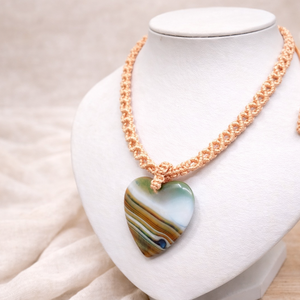 Barack színű makramé nyaklánc szív alakú medállal - ékszer - nyaklánc - medálos nyaklánc - Meska.hu