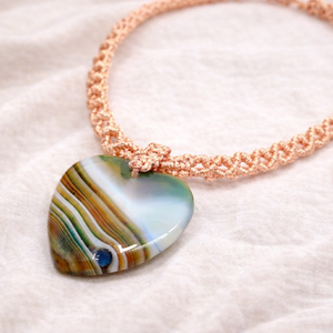 Barack színű makramé nyaklánc szív alakú medállal - ékszer - nyaklánc - medálos nyaklánc - Meska.hu