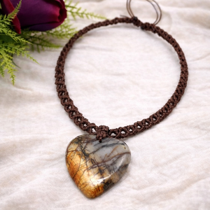 Barna makramé nyaklánc szív alakú jáspis medállal - ékszer - nyaklánc - medálos nyaklánc - Meska.hu