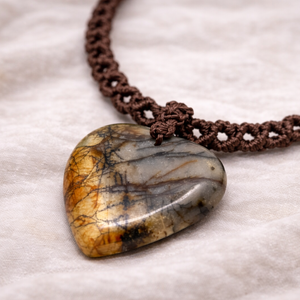 Barna makramé nyaklánc szív alakú jáspis medállal - ékszer - nyaklánc - medálos nyaklánc - Meska.hu