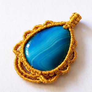 Okkersárga makramé nyaklánc achát medállal - ékszer - nyaklánc - medálos nyaklánc - Meska.hu