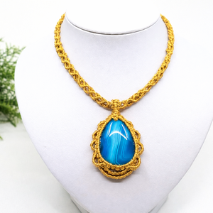 Okkersárga makramé nyaklánc achát medállal - ékszer - nyaklánc - medálos nyaklánc - Meska.hu