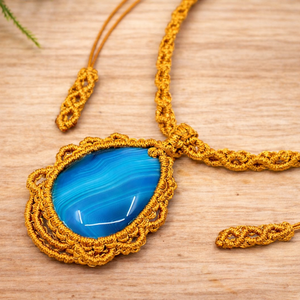 Okkersárga makramé nyaklánc achát medállal - ékszer - nyaklánc - medálos nyaklánc - Meska.hu