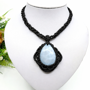 Fekete makramé nyaklánc, fehér achát medállal - ékszer - nyaklánc - medálos nyaklánc - Meska.hu