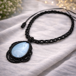 Fekete makramé nyaklánc, fehér achát medállal - Meska.hu