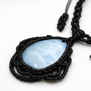 Fekete makramé nyaklánc, fehér achát medállal - ékszer - nyaklánc - medálos nyaklánc - Meska.hu