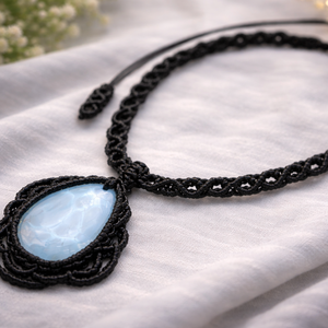 Fekete makramé nyaklánc, fehér achát medállal - ékszer - nyaklánc - medálos nyaklánc - Meska.hu