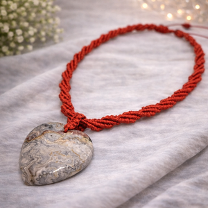 Piros makramé nyaklánc, szív alakú jáspis kővel - Meska.hu