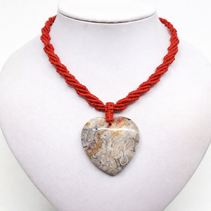 Piros makramé nyaklánc, szív alakú jáspis kővel - ékszer - nyaklánc - medálos nyaklánc - Meska.hu