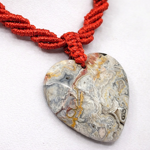 Piros makramé nyaklánc, szív alakú jáspis kővel - ékszer - nyaklánc - medálos nyaklánc - Meska.hu