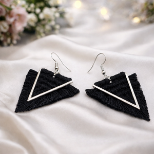 Viviana makramé fülbevaló - fekete, Ékszer, Fülbevaló, Lógó fülbevaló, Ékszerkészítés, Csomózás, MESKA