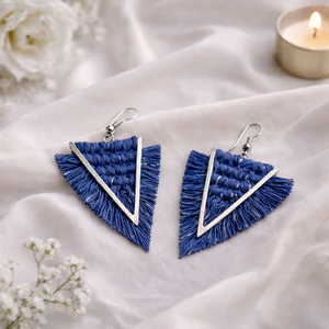 Viviana makramé fülbevaló - farmerkék ezüstszállal, Ékszer, Fülbevaló, Lógó fülbevaló, Ékszerkészítés, Csomózás, MESKA