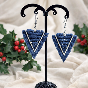 Viviana makramé fülbevaló - farmerkék ezüstszállal - ékszer - fülbevaló - lógó fülbevaló - Meska.hu