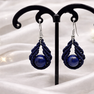 Comet makramé fülbevaló - sötétkék - ékszer - fülbevaló - lógó fülbevaló - Meska.hu
