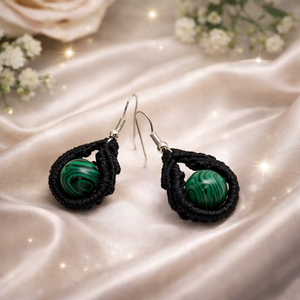 Comet makramé fülbevaló - malachite - ékszer - fülbevaló - lógó fülbevaló - Meska.hu