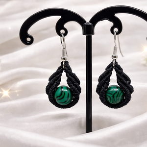 Comet makramé fülbevaló - malachite - ékszer - fülbevaló - lógó fülbevaló - Meska.hu
