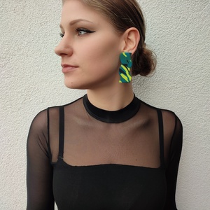 Fekete-fehér mintás fülbevaló süthető gyurmából - ékszer - fülbevaló - lógó fülbevaló - Meska.hu