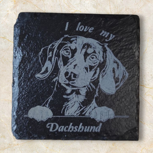 Lézergravírozott pala poháralátét Tacskó képpel, I love my Dachshund felirattal., Otthon & Életmód, Konyhafelszerelés, tálalás, Tálalás, Tányér- és poháralátét, Gravírozás, pirográfia, MESKA