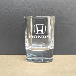 Lézergravírozott pálinkás pohár választható logóval, 55 ml szögletes, Honda, Otthon & Életmód, Konyhafelszerelés, tálalás, Tálalás, Pálinkás poharak, szettek, Gravírozás, pirográfia, MESKA