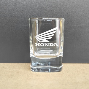 Lézergravírozott pálinkás pohár választható logóval, 55 ml szögletes, Honda, Otthon & Életmód, Konyhafelszerelés, tálalás, Tálalás, Pálinkás poharak, szettek, Gravírozás, pirográfia, MESKA
