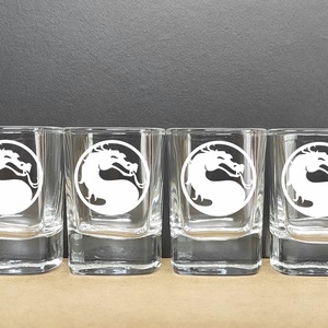 Gravírozott pálinkás pohár szett MORTAL KOMBAT 55 ml, szögletes forma, 6 db  - Meska.hu