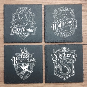 Harry Potter gravírozott poháralátét szett Roxfort házak, Otthon & Életmód, Konyhafelszerelés, tálalás, Tálalás, Tányér- és poháralátét, Gravírozás, pirográfia, MESKA