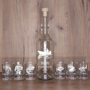 Horgászoknak gravírozott pálinkás szett, névre szóló, 7 darabos, 0,5 l palack + 6 db 55 ml pohár - Meska.hu