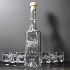 Horgászoknak gravírozott pálinkás szett, névre szóló, 7 darabos, 0,5 l palack + 6 db 55 ml pohár - Meska.hu