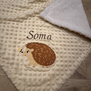 Süni-Minky-sherpa anyagú névre szóló babatakaró  - Meska.hu