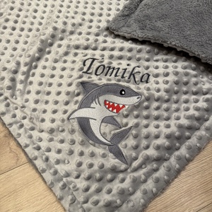 Cápa mintás Minky-sherpa anyagú névre szóló babatakaró , Otthon & Életmód, Babaszoba, gyerekszoba, Babatakaró, gyerek pléd, Hímzés, Varrás, MESKA