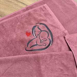 Anyás hímzett fürdőlepedő - Meska.hu