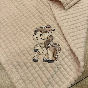 Egyrétegű babatakaró - névre szóló , lány lovacskás, Baba - mama, Babalátogató ajándékcsomag, Hímzés, Varrás, MESKA