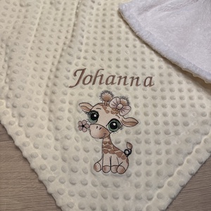 Zsiráf-lány (virággal)mintás névre szóló hímzett babatakaró , Baba - mama, Babalátogató ajándékcsomag, Hímzés, Varrás, MESKA