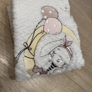 Nyuszi lufikkal-egyrétegű babatakaró (névre szóló )- fehér  - baba - mama - baba ágynemű - babatakaró, gyerek pléd - Meska.hu