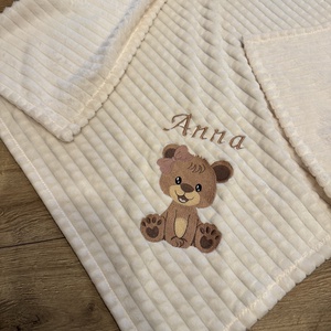 Egyrétegű babatakaró -maci lány mintával, névre szóló  - Meska.hu