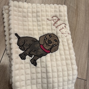 Egyrétegű babatakaró -tacskó mintával, névre szóló  - baba - mama - babalátogató ajándékcsomag - Meska.hu