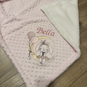 Névre szóló hímzett babatakaró- nyuszi mintás , Baba - mama, Baba ágynemű, Babatakaró, gyerek pléd, Hímzés, MESKA