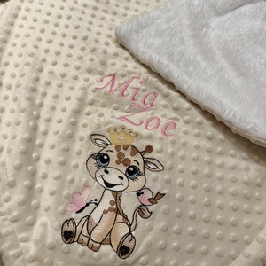 Zsiráf-lány mintás névre szóló hímzett babatakaró , Baba - mama, Babalátogató ajándékcsomag, Hímzés, Varrás, MESKA
