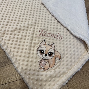 Mókus mintájú , névre szóló hímzett babatakaró  - baba - mama - baba ágynemű - babatakaró, gyerek pléd - Meska.hu