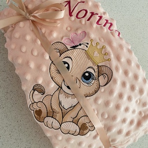 KEDVEZMÉNYES barack színű, oroszlán-lány mintás, névre szóló kétrétegű babatakaró  - baba - mama - babalátogató ajándékcsomag - Meska.hu