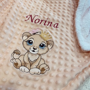 KEDVEZMÉNYES barack színű, oroszlán-lány mintás, névre szóló kétrétegű babatakaró  - Meska.hu