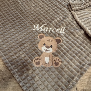 Hímzett egyrétegű babatakaró , maci-fiú mintával, névre szóló, barna színben  - Meska.hu