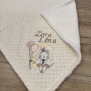Ekrü színű, nyuszi mintás , hímzett - névre szóló babatakaró  - Meska.hu