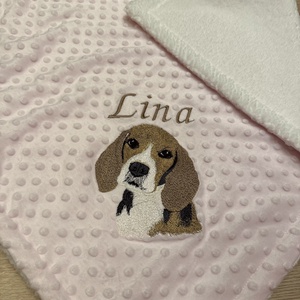 Beagle mintás, hímzett babatakaró - névre szóló , Baba - mama, Babalátogató ajándékcsomag, Hímzés, Varrás, Választható színek(melyre a hímzés kerül) : 
Bézs 
Szürke 
Kék 
Világos-rózsaszín 

Takaró belső: 
..., MESKA