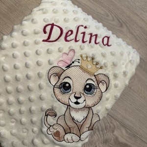 Krém színű, oroszlán-lány mintás , névre szóló babatakaró  - baba - mama - babalátogató ajándékcsomag - Meska.hu