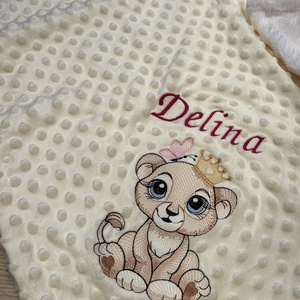 Krém színű, oroszlán-lány mintás , névre szóló babatakaró  - Meska.hu